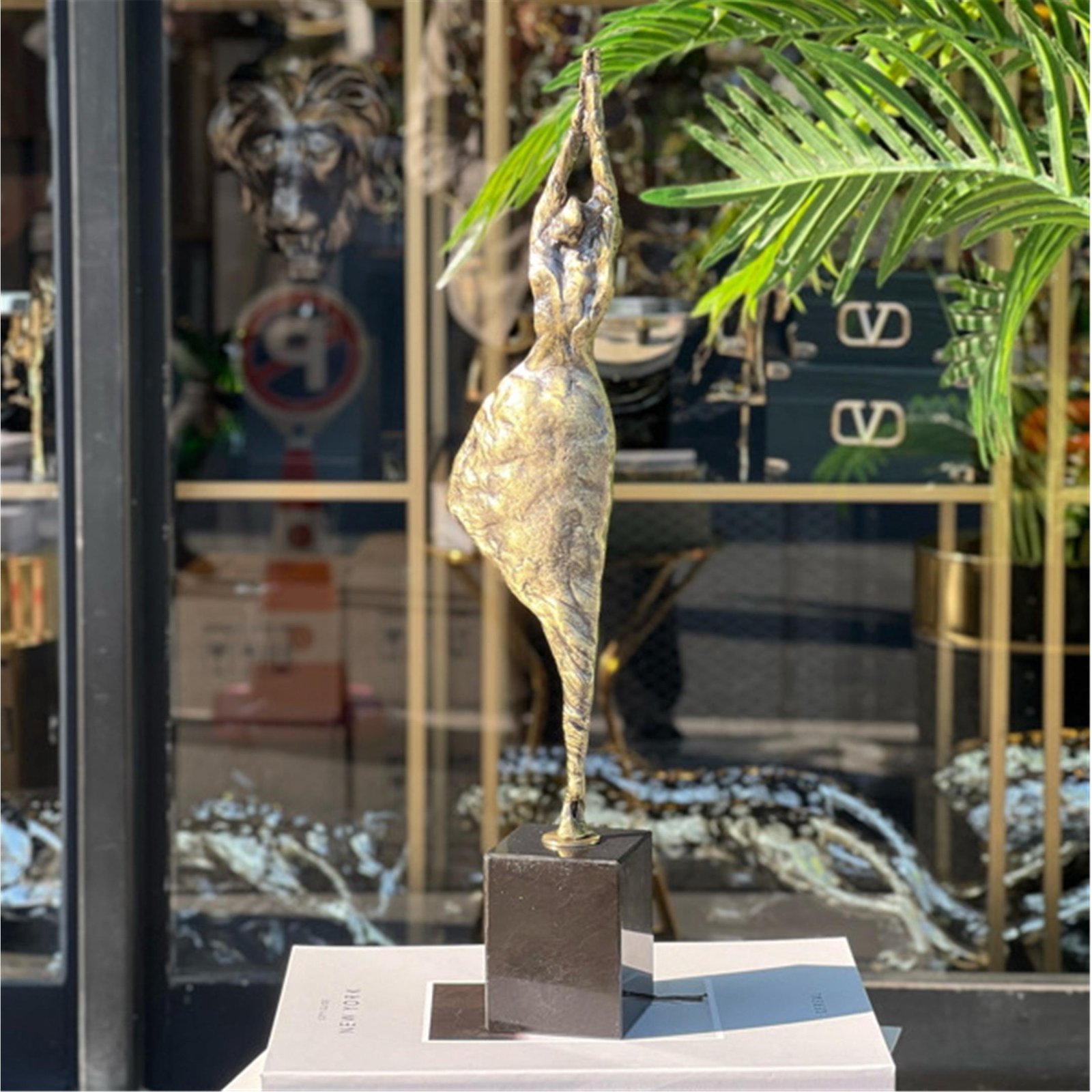 GÖĞE UZANAN KADIN ESKİTME