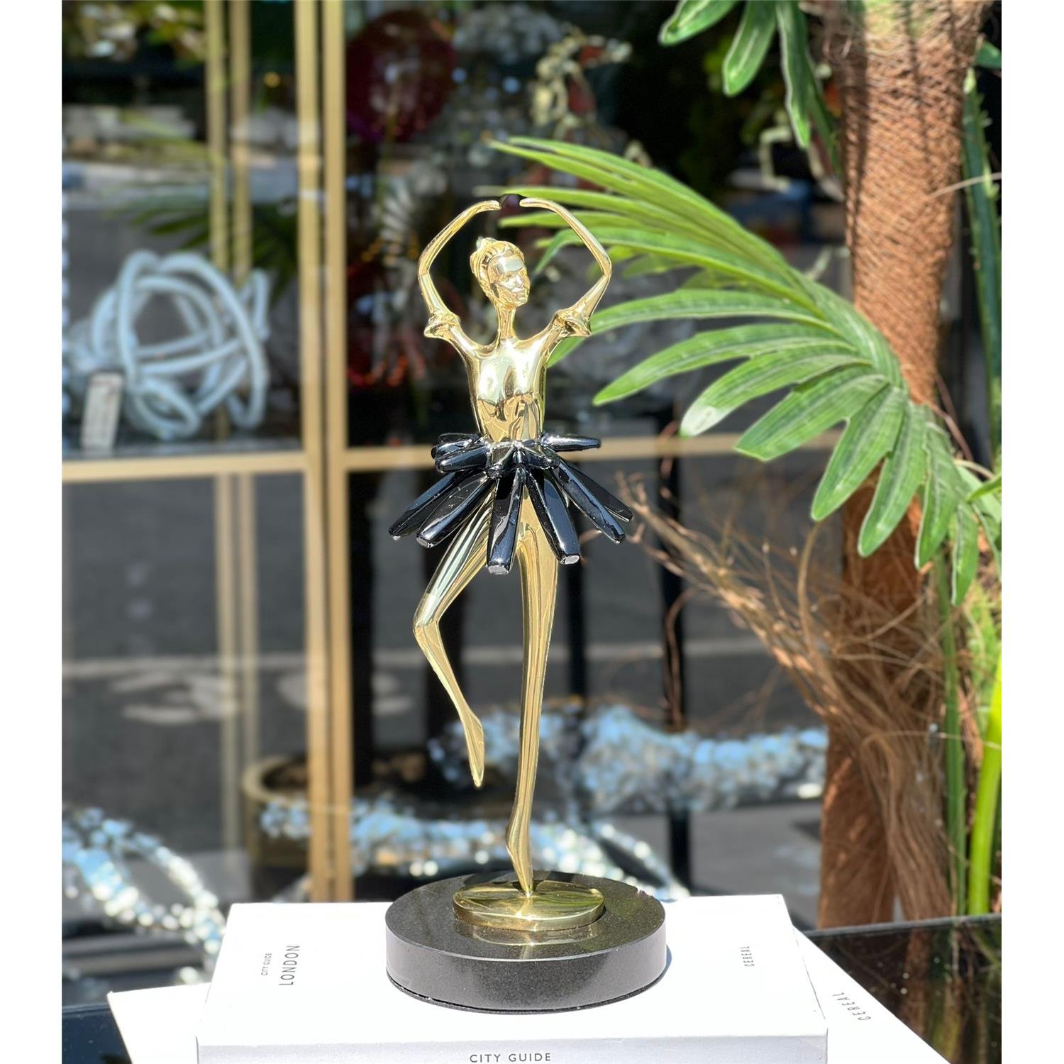 SORA BALERİN BİBLO ELLERİ YUKARIDA