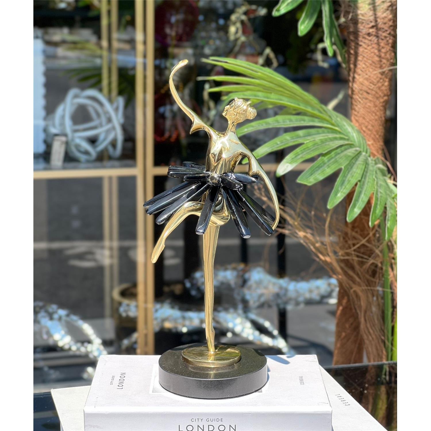 SORA BALERİN BİBLO TEK EL YUKARIDA