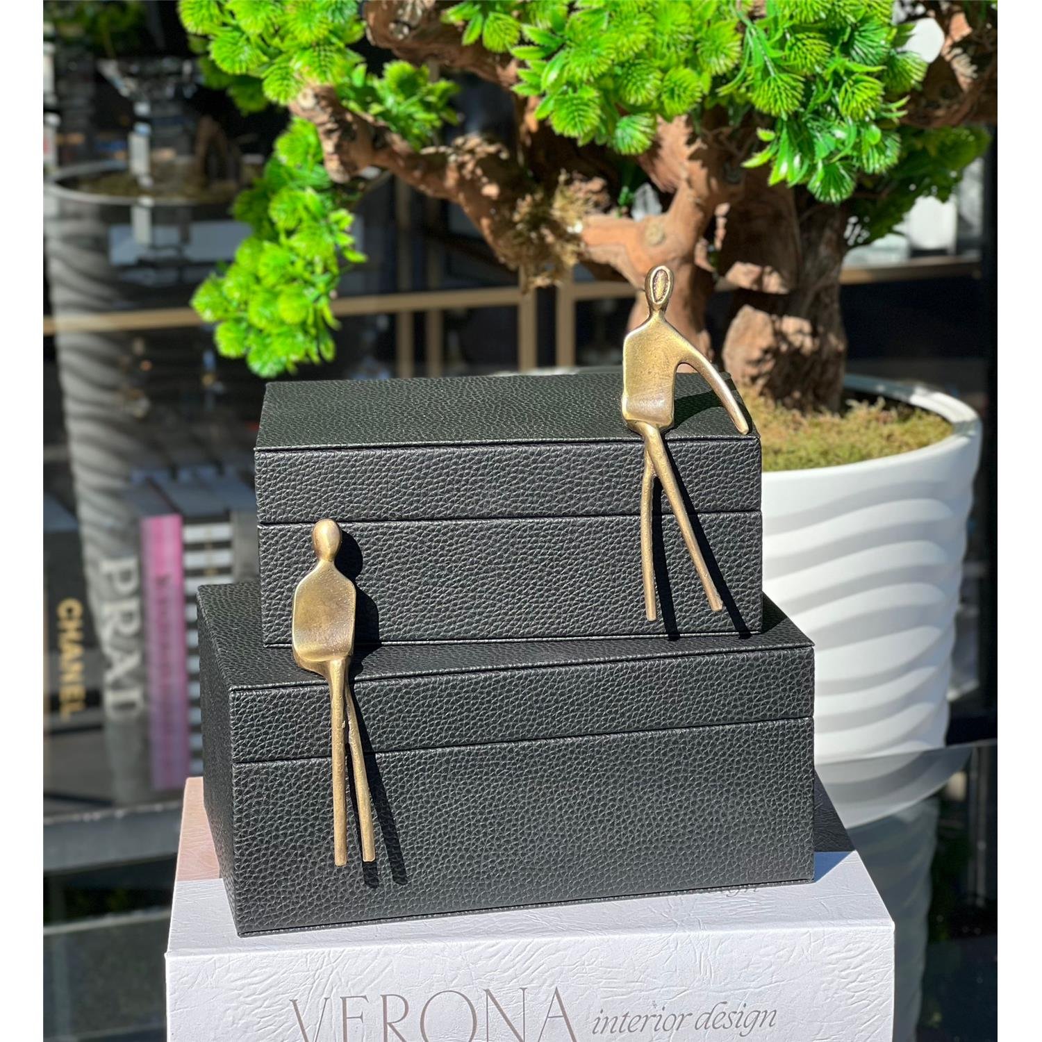 OTURAN ADAMLI DERİ KUTU SİYAH ESKİTME